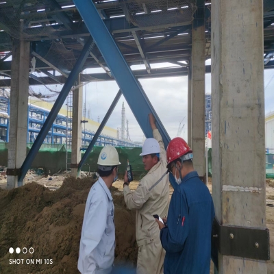 現場總包會同監理檢查防火層厚度